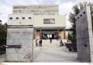 Η κεντρική είσοδος.